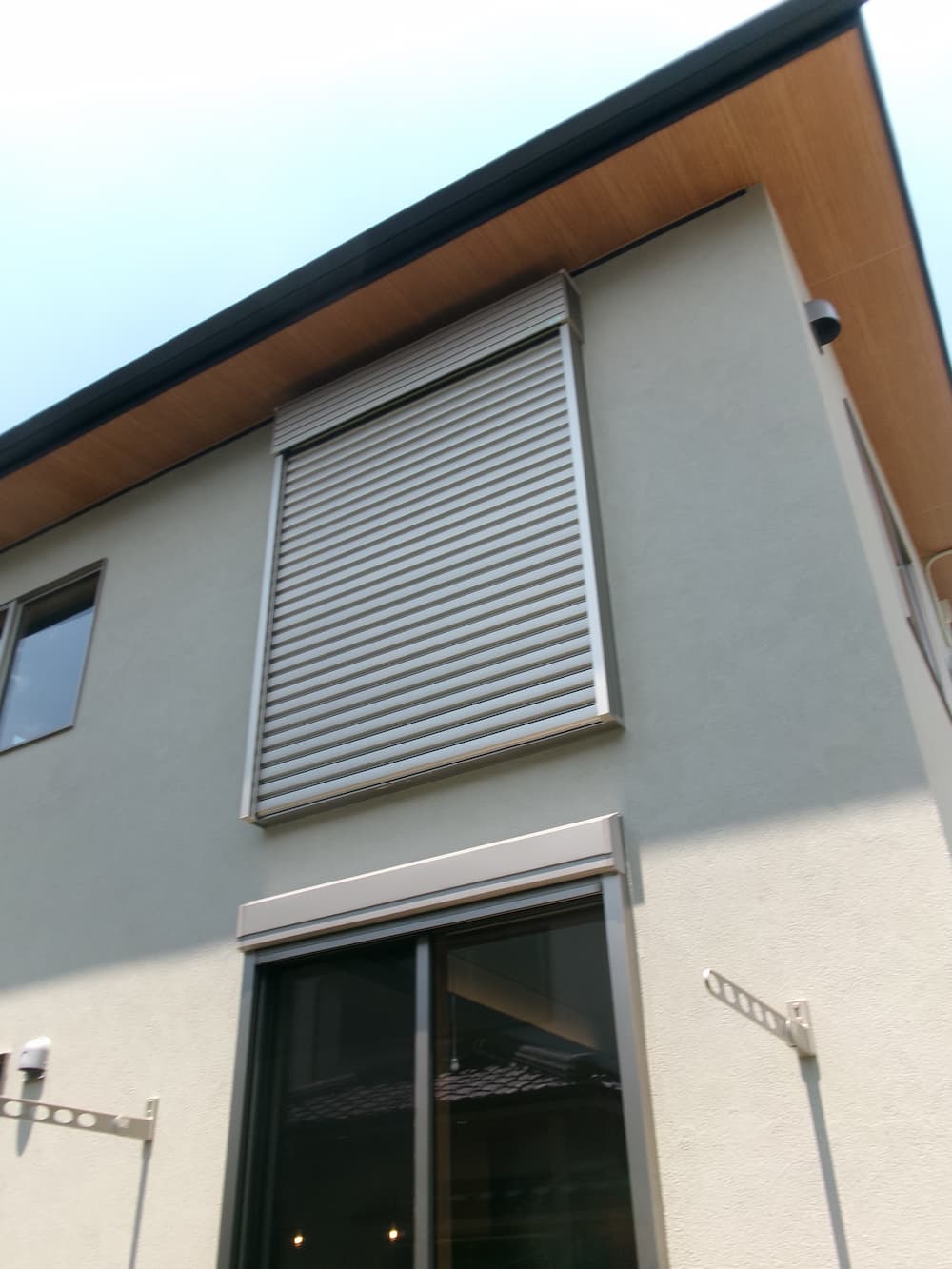 住宅窓に設置したヴァレーマ外部ブラインドの施工例